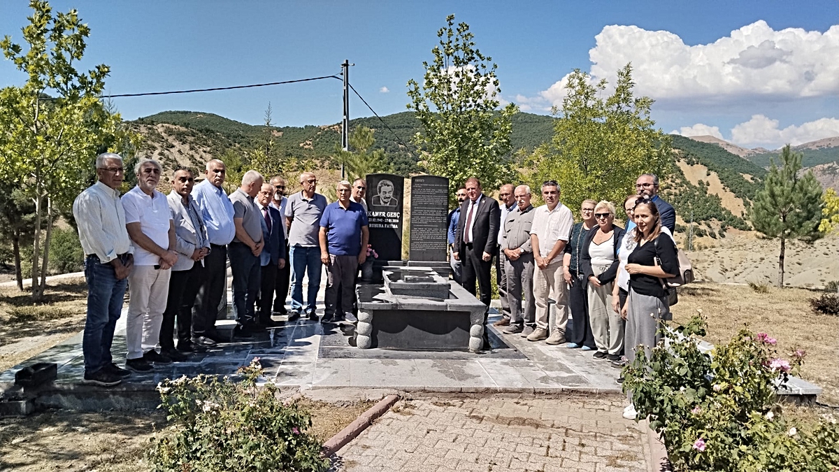 CHP'li Canpolat, Kamer Genç'i Tunceli'de mezarı başında andı