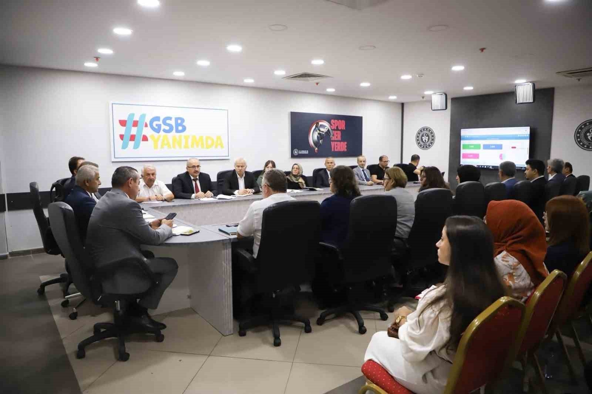 Karabük'te Gençlik ve Spor Müdürlüğü yeni dönem toplantısını stadyumda yaptı